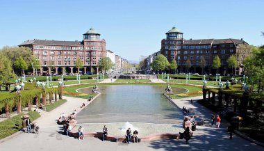 Mannheim, Almanya: şehir merkezinde Friedrichsplatz parkı. Friedrichsplatz, Mannheim 'ın göbeğindeki ikonik bir bahçe ve patika setidir. Neo-Barok ya da sanat yeni tasarımı ile bilinir.. 