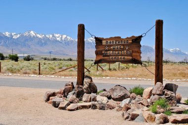 Manzanar Ulusal Tarihi Alanı, Kaliforniya: Japon Amerikalıların 2. Dünya Savaşı sırasında hapsedildiği Manzanar Savaş Yeniden Yerleştirme Merkezi 'nin girişinde tahta tabela.