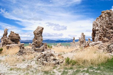 Mono Gölü Mono County, Kaliforniya 'da bulunan bir tuzlu soda gölüdür. Tufa adı verilen birçok kireç taşı sütunu Mono Gölü 'nün yüzeyinden yükselir. Arka planda Sierra Nevada sıradağları var..