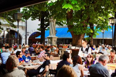 Hofbruhaus 'taki Biergarten (bira bahçesi) yaz turistleriyle dolu. Hofbruhaus am Platzl, Almanya 'nın Münih eyaletinde yer alan bir bira salonu.. 