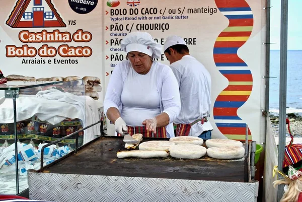 Ribeira Brava Madeira Portugal Bolo Caco 만드는데 밀가루 고구마 소금으로 — 스톡 사진
