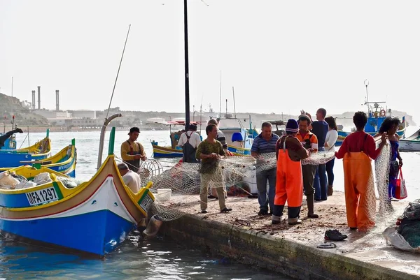 Marsaxlokk Malta Fishermen Untangle Nets Maltese Boats Luzzu Dgajsa Float — Stock Photo, Image