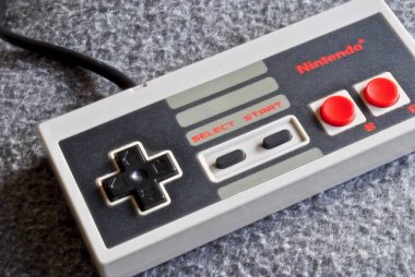 Nintendo Entertainment System (NES), Nintendo tarafından üretilen 8-bit üçüncü nesil ev oyunu konsolu. NES Denetim Güvertesi ev oyun konsolu denetleyiciler ile.