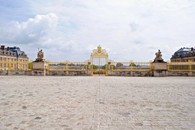 Versay Sarayı 'nda Fransız Devrimi sırasında yıkılan bir kapının 8 milyon dolarlık yeni bir kraliyet kapısı var. 100.000 altın yaprakla dekore edilmiş çelik kapı.. 