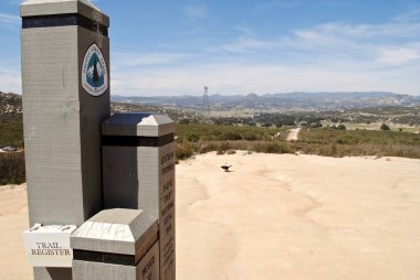 Campo, California, Meksika sınırındaki Pacific Crest Trail 'in güney terminali. Pasifik Tepesi Patikası (PCT) Meksika 'dan Kanada sınırına 2,653 mil uzaklıkta.. 