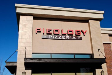 Kaliforniya, ABD: Pieology Pizzeria, Kaliforniya merkezli hızlı yemek restoranları kategorisinde yer alan bir Rancho Santa Margarita pizza zinciri. Pieoloji pizzacısının dışarıdaki tabelaları.. 