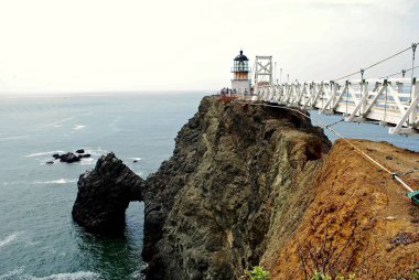 Golden Gate Ulusal Dinlenme Bölgesi 'ndeki Point Bonita Deniz Feneri 1855' te Batı Yakası 'nda, tehlikeli Golden Gate boğazlarından geçen gemilere yardım etmek için inşa edildi..