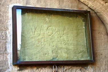 Pompey Ulusal Anıtı, Montana, ABD: Güney Montana 'da kaya oluşumu. Kum taşı sütununda Lewis ve Clark Seferi 'nin eş başkanı William Clark' ın imzası var..