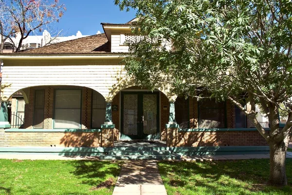Arizona Valisi Benjamin Baker Moeur, malikâne. Tempe şehri, Tempe Toplum Konseyi ofisleri olarak yeniden kullanılmak üzere Bungalow tarzı Batı Koloni Kutusu 'nu uyarladı..
