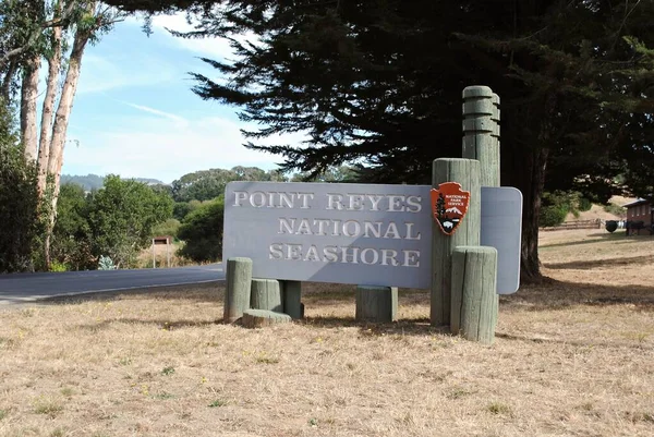 Point Reyes Ulusal Parkı için Ulusal Park Hizmetleri tabelası. Park koruma alanı Marin County, Kuzey Kaliforniya, ABD 'deki Point Reyes Yarımadası' nda yer almaktadır.. 