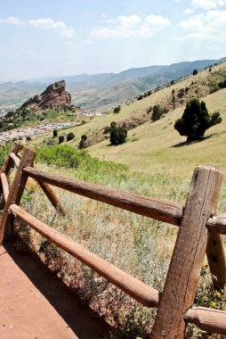 Morrison, Colorado 'daki Red Rock Amfitiyatrosu yakınlarındaki Red Rocks Parkı' nda demiryolu çitlerini tek tek ayırdım. Red Rocks Park, Jefferson County 'de Denver şehrinin sahip olduğu ve işlettiği bir dağ parkı.. 