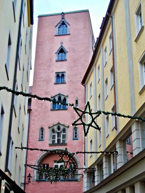 Regensburg, Almanya 'da Baumburger Turm Noel için dekore edilmiştir. Altstadt 'taki pembe kule zengin tüccar aileleri tarafından Venedik, İtalya' ya benzer bir statü sembolü olarak inşa edildi.. 
