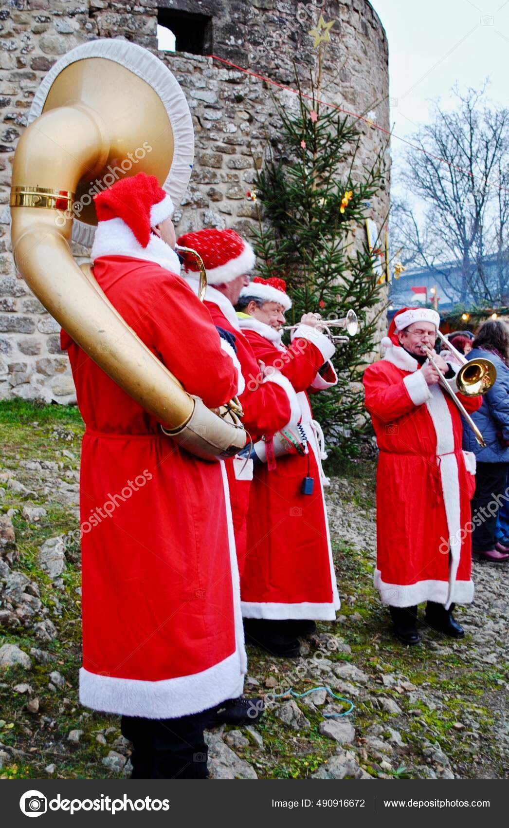 Thallichtenberg Alemania Cuatro Hombres Vestidos Como Papá Noel Tocan Instrumentos — Foto editorial de stock © EWYMedia #490916672 Thallichtenberg Alemania Cuatro Hombres Vestidos Como Papá Noel Tocan Instrumentos — Foto editorial de stock © EWYMedia #490916672