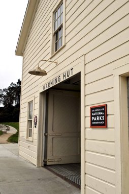 San Francisco, California: Presidio Isınma Kulübesi bir zamanlar ABD 'de bulunan tarihi bir ahşap iskelet binasıdır. Mühendis Deposu artık Golden Gate Ulusal Parkları Koruma Servisi tarafından işletilen bir kafe ve hediyelik eşya dükkanı..