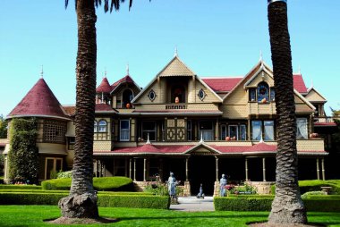 Winchester Gizem Evi bir zamanlar ateşli silah patronu William Winchester 'ın dul eşi Sarah Winchester' ın şahsi ikametgahıydı. Kraliçe Anne tarzı Viktorya Dönemi