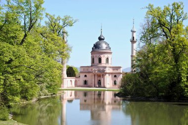 Schwetzingen, Almanya 'nın Baden-Wrttemberg eyaletinde yer alan bir saray. Cami (Almanca: Moschee), Almanya 'da moda olan bir Türk tarzında inşa edildi..