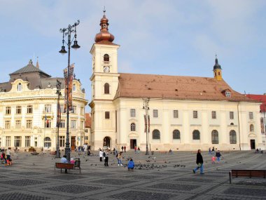 SIBIU, ROMANIA: Belediye Binası (Primaria Sibiu) ve Cizvit Kilisesi (Biserica Iezuiilor), aksi takdirde kasaba meydanındaki Kutsal Üçlü Kilisesi (Biserica Sfnta Treime).).