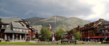 South Lake Tahoe, California: Heavenly Village Cennetlik Dağ Resort Gondola 'nın eteklerinde yer almaktadır. Sonbaharın başlarında fırtına bulutlarıyla çekilmiş.. 