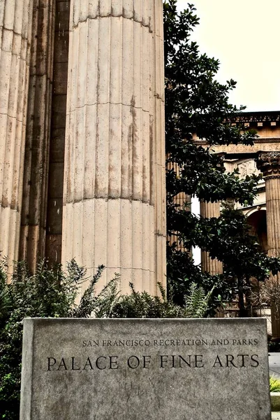 サンフランシスコ カリフォルニア サンフランシスコ レクリエーション アンド パーク パレス ファイン アーツの看板と柱 美術館は1915年のパナマ太平洋博覧会のために建設された — ストック写真