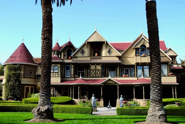 Winchester Gizem Evi bir zamanlar ateşli silah patronu William Winchester 'ın dul eşi Sarah Winchester' ın şahsi ikametgahıydı. Kraliçe Anne tarzı Viktorya Dönemi