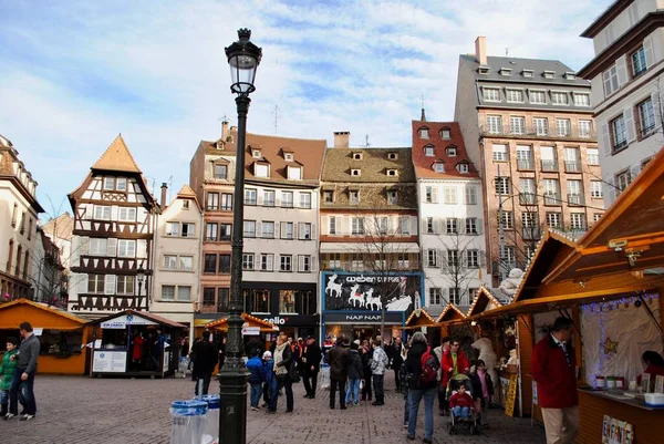 Strasbourg France Crowds Gather Christmas Market Christkindelsmrik Les Marchs Nol — Stock fotografie