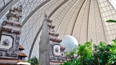 Tropical Islands Resort, Berlin yakınlarındaki eski zeplin (zeplin) bölgesinde bulunan bir tropikal tema parkı. Bali Bölgesi 'ndeki Bali Kapısı sıcak hava balonuyla birlikte. 