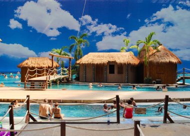 Tropical Islands Resort, Berlin yakınlarındaki eski zeplin (zeplin) bölgesinde bulunan bir tropikal tema parkı. Plajı, havuzu ve kulübesi olan 