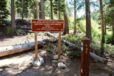 Nevada eyaleti, Tahoe Rim Trail tabelası. Kingsburry 'nin güneyindeki patika başı ve Heavenly Ski Resort' un yakınında. Tahoe Rim Patikası 'na ilişkin imza, kamp, yürüyüş, yangın, soba, hiçbir iz bırakmadan..