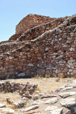 Tuzigoot Ulusal Anıtı (Haktlakva veya T Digiz), Clarkdale, Arizona 'nın doğusundaki Verde Vadisi üzerinde bir kireçtaşı ve kumtaşı tepesinin zirvesinde bir pueblo kalıntısı saklar. Taş ustalığı kompleksi.