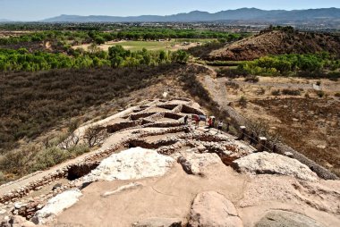 Tuzigoot Ulusal Anıtı (Haktlakva veya T Digiz), Clarkdale, Arizona 'nın doğusundaki Verde Vadisi üzerinde bir kireçtaşı ve kumtaşı tepesinin zirvesinde bir pueblo kalıntısı saklar. Taş ustalığı kompleksi.