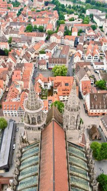 Ulm Mnster (Bakan) Kilisesi Ulm, Almanya 'da. Kuleye tırmanırken çatıya bak. Burası dünyanın en yüksek kilisesi ve bir zamanlar dünyanın en yüksek binasıydı.. 