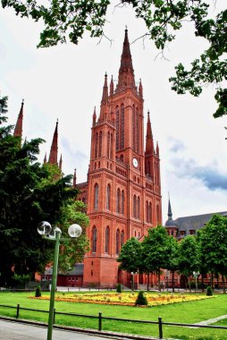 Marktkirche, Almanya 'nın Hesse eyaletinin başkenti Wiesbaden' deki ana Protestan kilisesidir. Schlossplatz merkezindeki Neo-Gotik kilise, Nassauer Landesdom (Nassau Katedrali) olarak da bilinir.). 