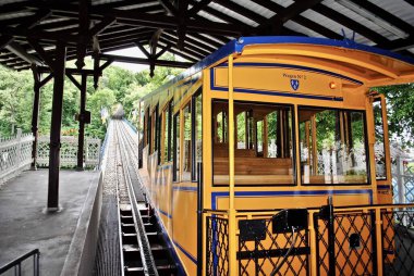 Nerobergbahn, füniküler demiryolu ile çalışan bir su pervanesidir. Hat Wiesbaden 'i kuzeydeki Neroberg Tepesi' ne bağlıyor. Üst istasyonda sarı bir araba var.. 