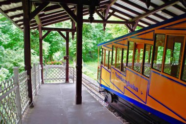 Nerobergbahn, füniküler demiryolu ile çalışan bir su pervanesidir. Hat Wiesbaden 'i kuzeydeki Neroberg Tepesi' ne bağlıyor. Üst istasyonda sarı bir araba var.. 