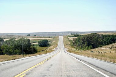 Wyoming, Amerika Birleşik Devletleri 'nde başka araba, kamyon ya da gezgin olmayan boş bir yol ya da otoyol.. 