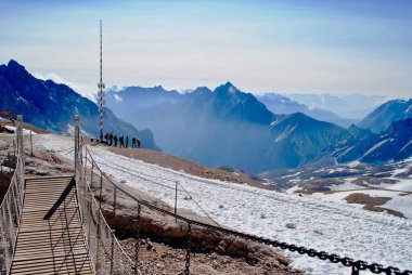 Küçük bir köprü geleneksel Bavyera Mayıs Kutbu 'nu Alman dağlarının en yüksek dağı Zugspitze' ye götürür. Buna dünyanın en yüksek mayo direği (Maibaum) denir ve her yıl baharı kutlamak için kullanılır. 