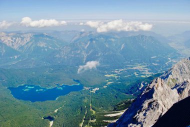 Eibsee 'nin Zugspitze' den çekilmiş bir fotoğrafı. Eibsee, Almanya 'da Bavyera eyaletinde yer alan bir göldür. Almanya 'nın en yüksek dağı olan Zugspitze' nin eteklerinde yer alır..