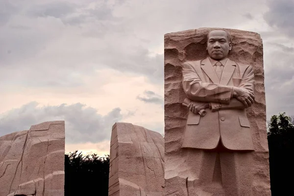 Washington D.C.: West Potomac Park 'taki Martin Luther King Jr. Anıtı. Umut Taşı, İnsan Hakları Hareketi lideri Martin Luther King 'in heykeltraş Lei Yixin tarafından oyulmuş granit heykeli..