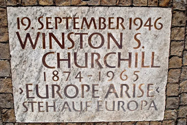 スイス チューリッヒ スイス チューリッヒ 第二次世界大戦後 チューリッヒ大学で行われたウィンストン チャーチルの講演を記念する銘板 ヨーロッパは英語とドイツ語で書かれている — ストック写真