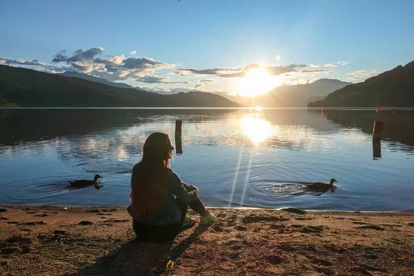 Una Mujer Sentada Orilla Del Lago Millstaetter Durante Atardecer Altos —  Fotos de Stock