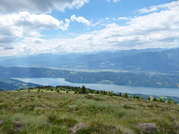 Panoramautsikt Över Sjön Millstaettersee Från Alpbetesmark Österrike Den Avlägsna Sjön — Stockfoto