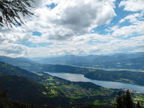 Una Vista Panorámica Del Lago Millstaettersee Desde Pasto Alpino Austria — Foto de Stock