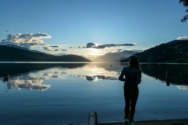 Una Mujer Pie Orilla Del Lago Millstaetter Durante Puesta Del —  Fotos de Stock