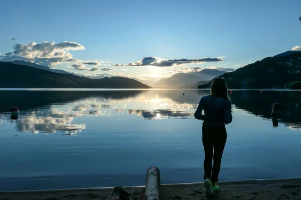 Una Mujer Pie Orilla Del Lago Millstaetter Durante Puesta Del —  Fotos de Stock