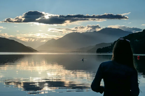 Una Mujer Pie Orilla Del Lago Millstaetter Durante Puesta Del —  Fotos de Stock