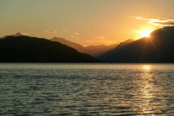 Zachód Słońca Nad Jeziorem Millstaetter Austrii Jezioro Jest Otoczone Wysokimi — Zdjęcie stockowe