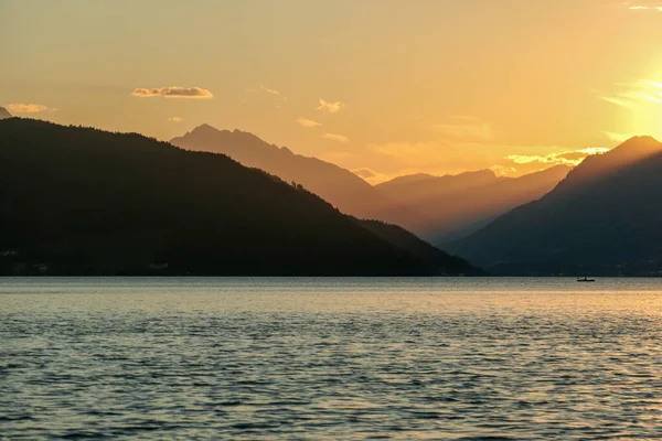 Een Zonsondergang Bij Het Millstaetter Meer Oostenrijk Het Meer Omgeven — Stockfoto