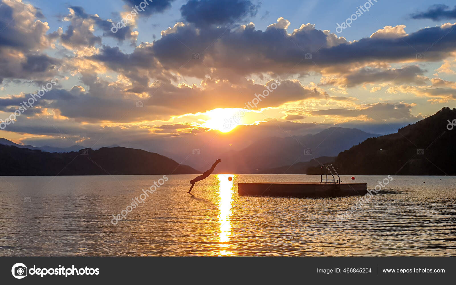Ein Mann Springt Bei Sonnenuntergang Von Einer Holzplattform Den Millstattersee Stockfotografie Lizenzfreie Fotos C C Moswitzer Gmx At 466845204 Depositphotos