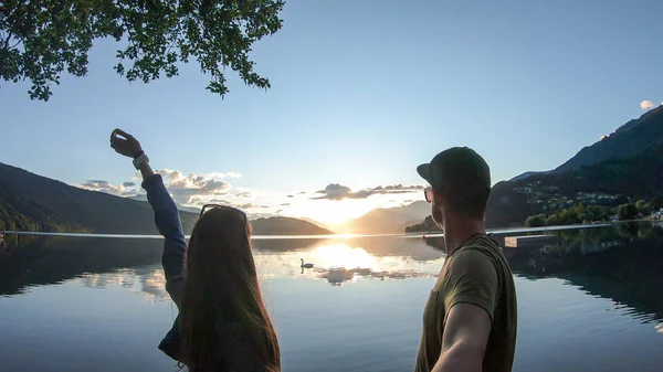 Una Pareja Pie Orilla Del Lago Millstaetter Durante Atardecer Sol —  Fotos de Stock