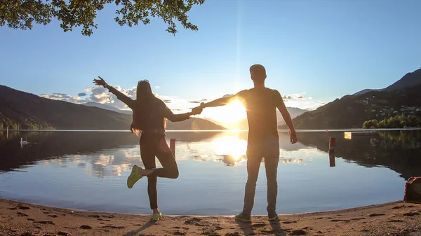 Una Pareja Pie Orilla Del Lago Millstaetter Tomados Mano Durante —  Fotos de Stock